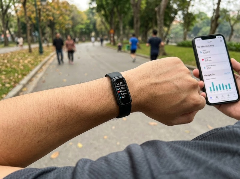 So sánh smartwatch và fitness tracker về tính năng, dữ liệu và nhu cầu sử dụng