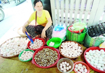 “Dán bùa” cho trứng vịt lộn - Làm đẹp