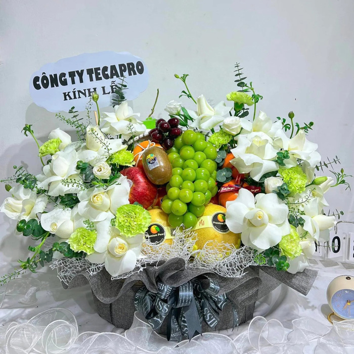 có nên cắm hoa kèm trong giỏ trái cây cúng 49 ngày